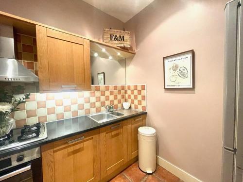 Glasgow City - Large Stylish 2 Bed Flat in Unique Ibrox Location Walking Distance to Subway and Free near Pollok House