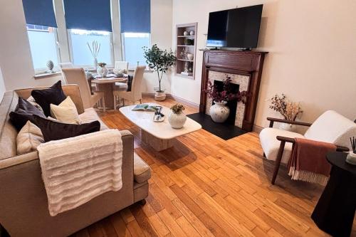 Shared lounge/TV area, Glasgow City - Large Stylish 2 Bed Flat in Unique Ibrox Location Walking Distance to Subway and Free near Pollok House