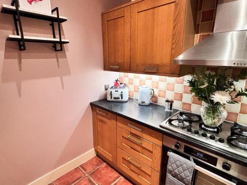 Glasgow City - Large Stylish 2 Bed Flat in Unique Ibrox Location Walking Distance to Subway and Free near Pollok House