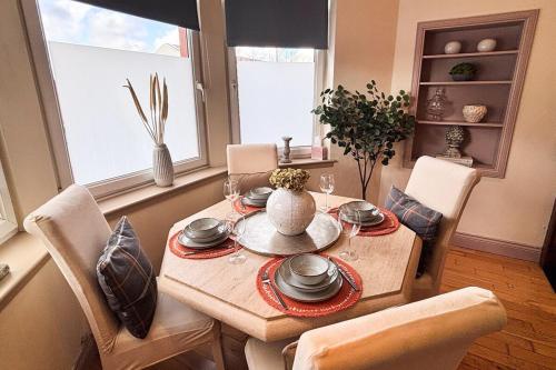 Glasgow City - Large Stylish 2 Bed Flat in Unique Ibrox Location Walking Distance to Subway and Free near Pollok House