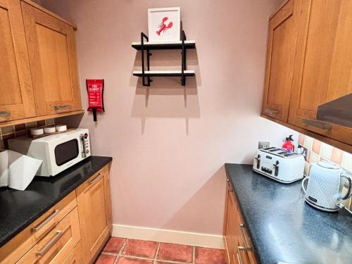 Glasgow City - Large Stylish 2 Bed Flat in Unique Ibrox Location Walking Distance to Subway and Free near Pollok House