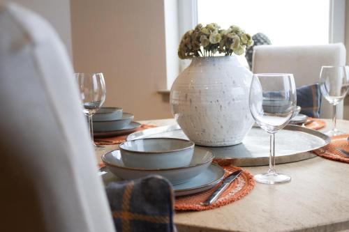 Glasgow City - Large Stylish 2 Bed Flat in Unique Ibrox Location Walking Distance to Subway and Free near Pollok House