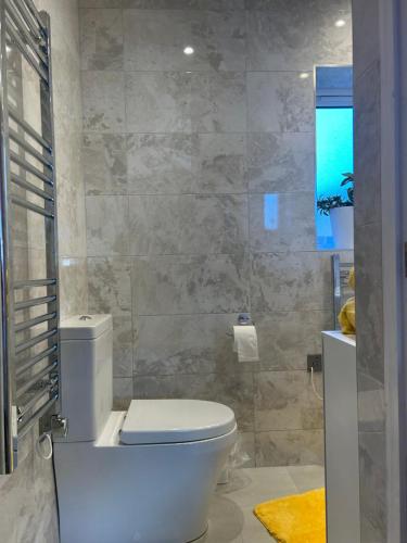 ห้องน้ำ, The Lylac Room in อีเวสชาม