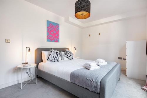 London Eye ,split level and private patio and AC, Londýn