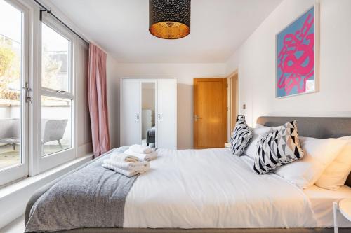 London Eye ,split level and private patio and AC, Londyn (zdjęcie 9)