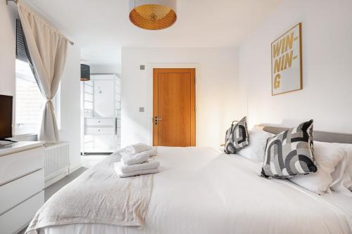 London Eye ,split level and private patio and AC, Londyn (zdjęcie 10)