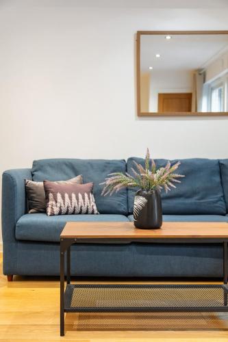 London Eye ,split level and private patio and AC, Londyn (zdjęcie 4)