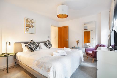 London Eye ,split level and private patio and AC, Londyn (zdjęcie 11)