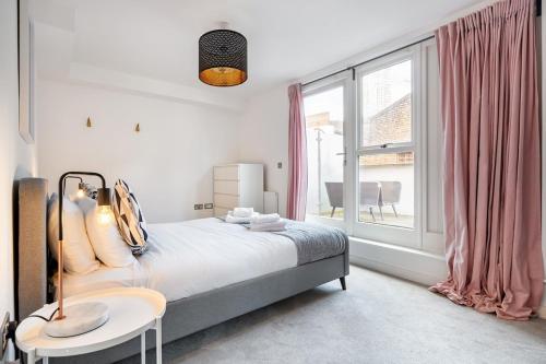 London Eye ,split level and private patio and AC, Londyn (zdjęcie 8)