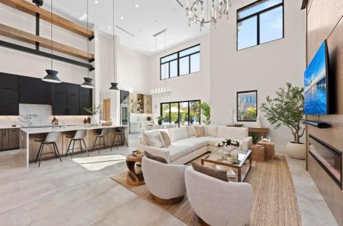 Coastal Luxe, SaltPool Spa, 5miles to Siesta in Arlington Park