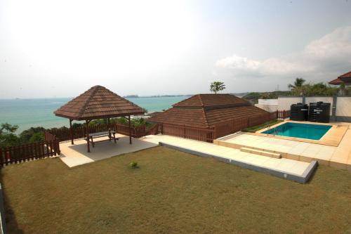 Beachfront 2-bed Home with pool, Sekondi-Takoradi
