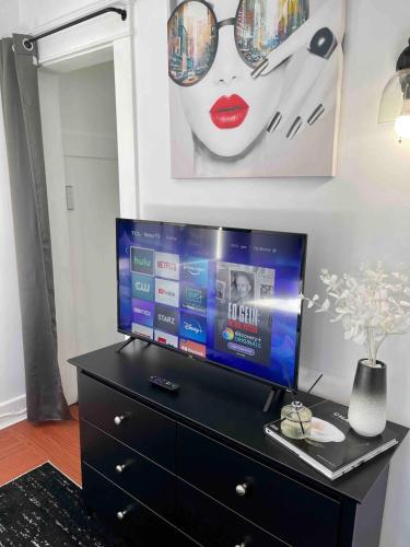 Modern Chic CoCo Chanel Inspired * Biz Friendly * Close To All in Hicksville, USA