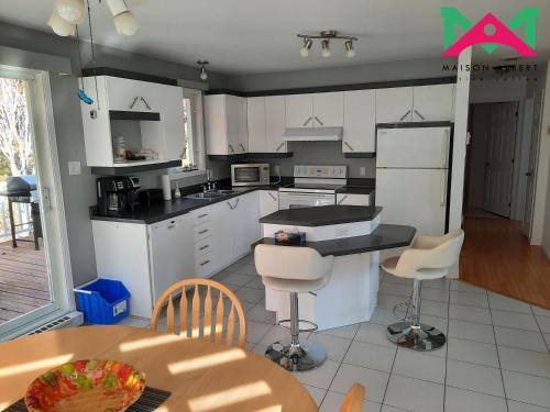 Kitchen, Maison Albert in Petite-Vallee (QC)