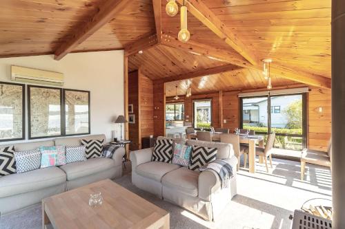 Classic Rotoiti Lakefront in Rotoma
