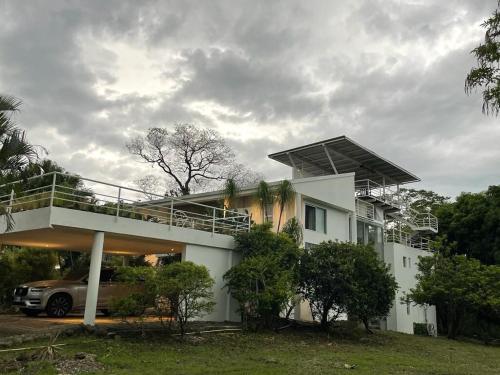 Casa White, Altos del Cacique