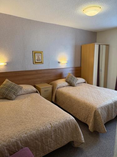 Twin Room image 10
