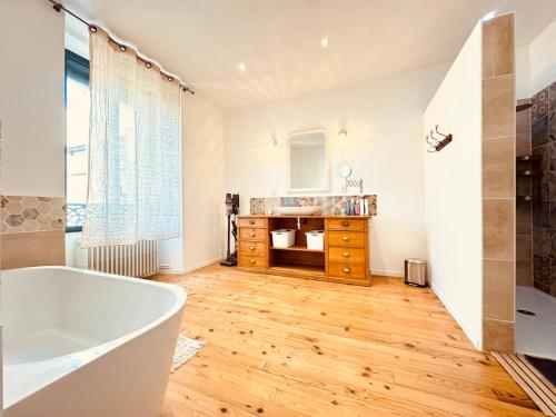À 1min d'une base nautique Maison spacieuse avec piscine (A 1min d'une base nautique Maison spacieuse avec piscine) in Puicheric