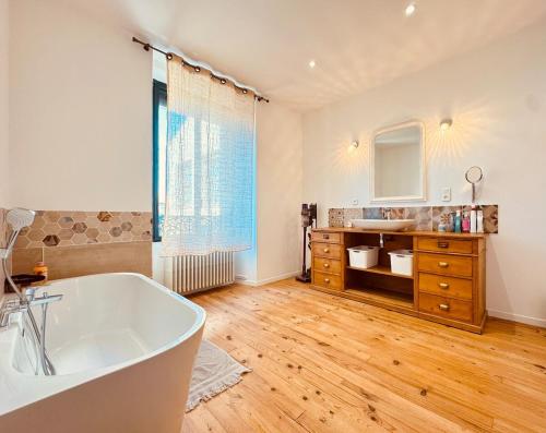 À 1min d'une base nautique Maison spacieuse avec piscine (A 1min d'une base nautique Maison spacieuse avec piscine) in Puicheric