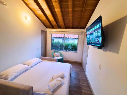 Casa Campestre en zona exclusiva con Jacuzzi a 10 min del aeropuerto 20 min parque del café WiFi parqueadero privado vigilancia 24 hrs y amplias zonas sociales - image 5