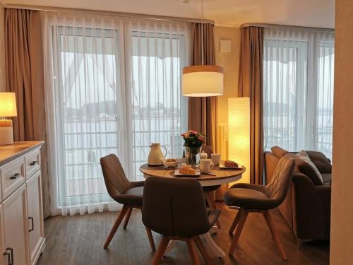 Apartment 2 - "Am Leuchtfeuer 2" - Blickrichtung Yacht-, Binnenhafen und offene See in Eckernforde