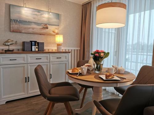 Apartment 2 - "Am Leuchtfeuer 2" - Blickrichtung Yacht-, Binnenhafen und offene See in Eckernforde