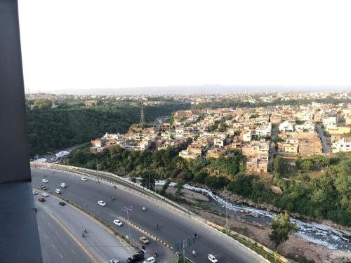 Luxurious 3BHK with Panoramic City Views - image 4