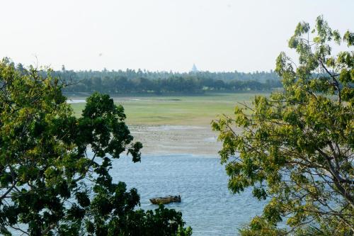 Diya Dahara Lake Resort