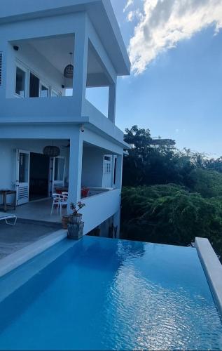 Piscină, Ocean Front Sanguine Villa & Suite Treasure Beach in Treasure Beach