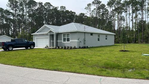 Beach Lovers New House! 10 min to beach - 6 guests in Palm Coast, USA