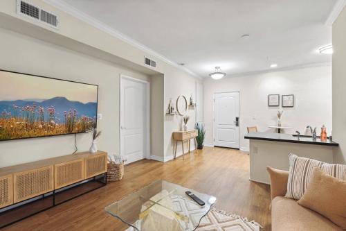 Ideal 1BR Apt in Santa Monica Pool, Gym, Free Parking 2 min to Promenade thumb 2
