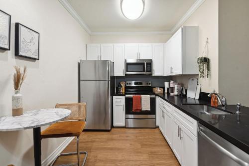Ideal 1BR Apt in Santa Monica Pool, Gym, Free Parking 2 min to Promenade thumb 3