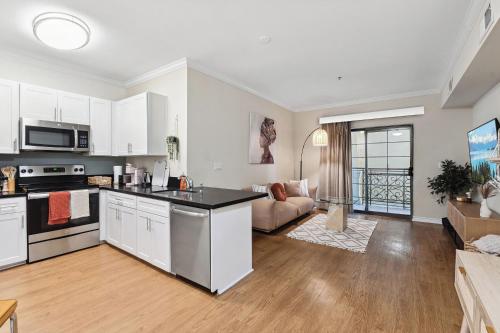 Ideal 1BR Apt in Santa Monica Pool, Gym, Free Parking 2 min to Promenade detail