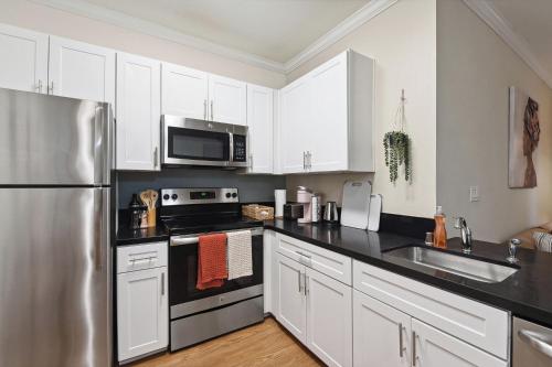 Ideal 1BR Apt in Santa Monica Pool, Gym, Free Parking 2 min to Promenade detail