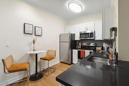 Ideal 1BR Apt in Santa Monica Pool, Gym, Free Parking 2 min to Promenade, Los Angeles (photo 8)