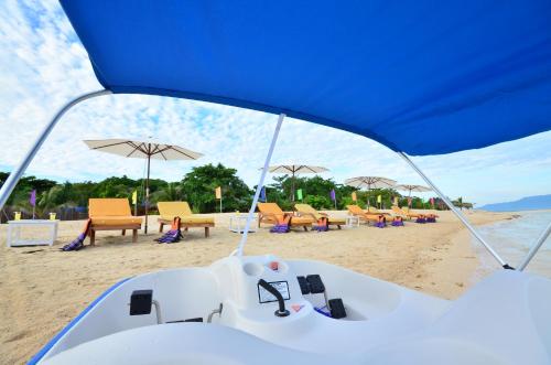 Beach, Arena Island in Narra