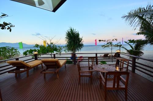 View, Arena Island near Aramaywan Beach