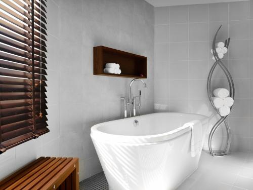 Deluxe Corner Room image 3
