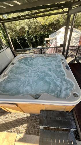 La yourte de Nîmes, sauna, spa , jacuzzi piscine et aire de jeux privatif