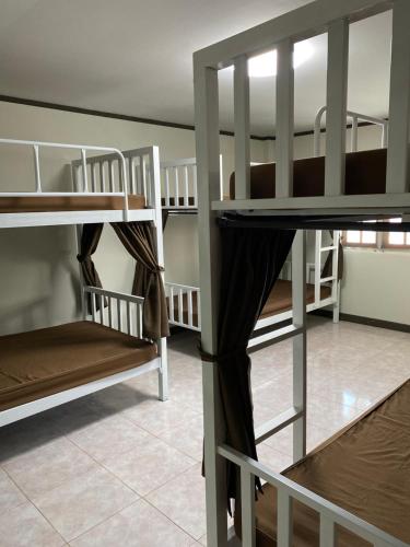 ห้องพักรวมสำหรับผู้หญิง (Female Dormitory Room)