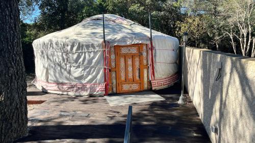 La yourte de Nîmes, sauna, spa , jacuzzi piscine et aire de jeux privatif