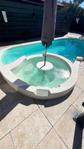 La yourte de Nîmes, sauna, spa , jacuzzi piscine et aire de jeux privatif
