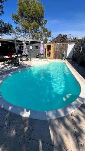 La yourte de Nîmes, sauna, spa , jacuzzi piscine et aire de jeux privatif