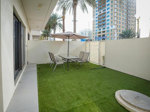 Luxury 2 bedroom villa pool beach gym access in Fujairah Beach