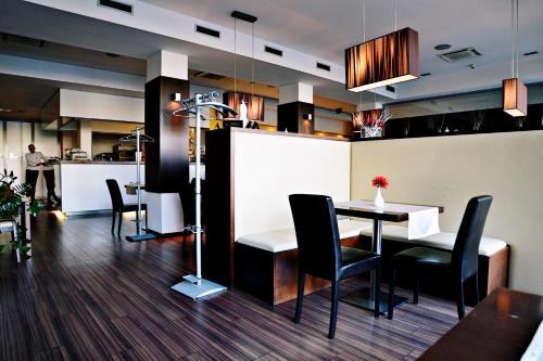 Aston Hotel - image 3