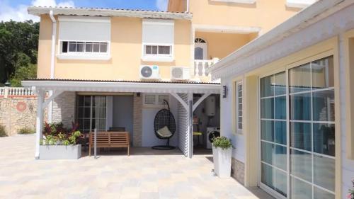 Maison avec vue sur la mer à La Trinité, piscine partagée (Maison avec vue sur la mer a La Trinite, piscine partagee) in Ла Трините