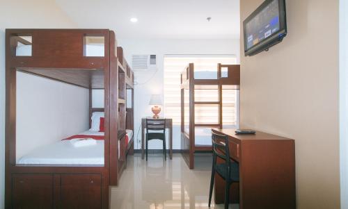 RedDoorz at Nucell near NGCP Cebu Room Type - Family Room