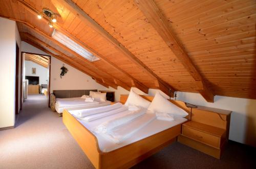 2 bedrooms, 4 beds