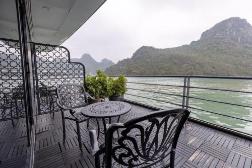 King Room with Balcony image 1