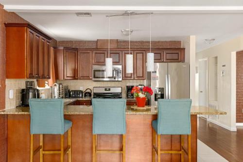 1st Floor Gated Apt with Game Room Gym and Parking in Newark, USA