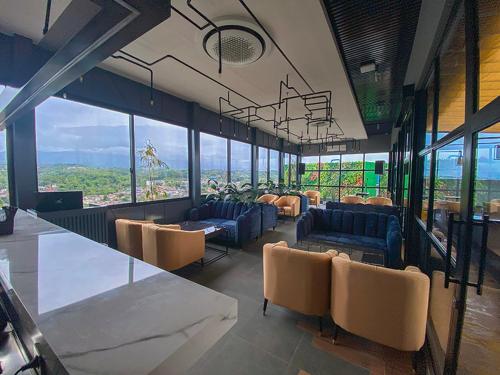 Restaurant, NEMURU GRAND BHUVANA CIAWI in Puncak